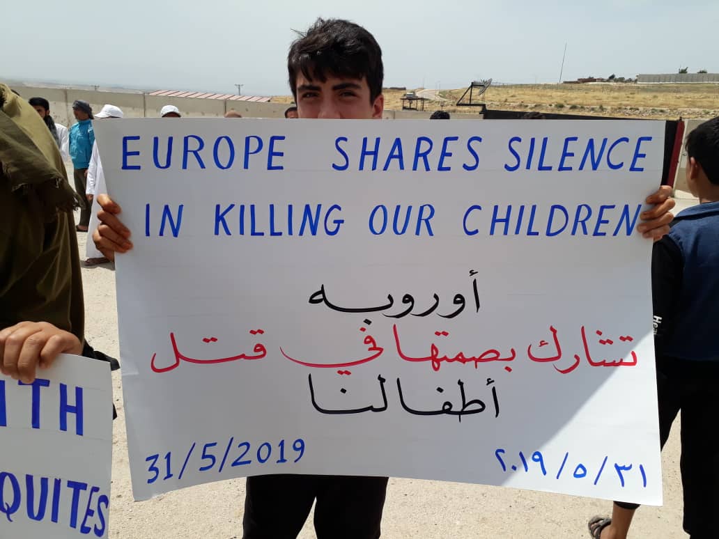 Syria_Irl's tweet photo. On the border with Turkey, Syrians demand the slaughter is stopped
'Europe shares silence in killing our children'
If you won't stop the killers of our children, let us through your borders
#BreakTheBorders #Rise4Idlib #IdlibApocalypse
#MarchToTheBorder
#IdlibKillZone https://t.co/FLkUNlwPIs