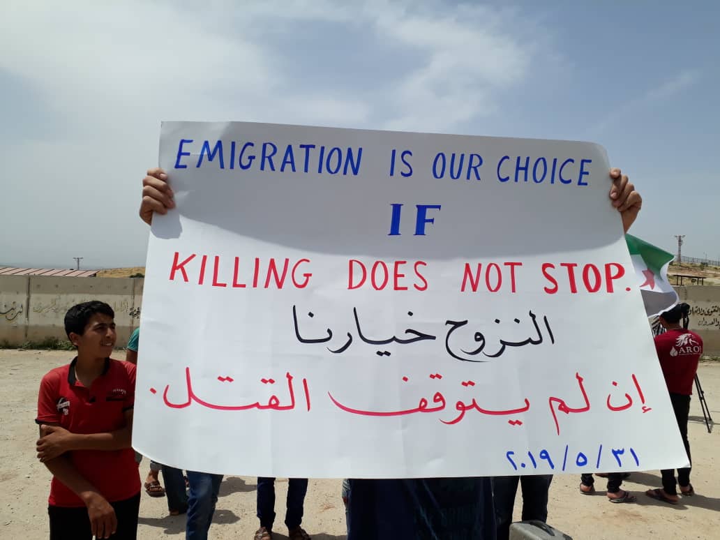 Syria_Irl's tweet photo. On the border with Turkey, Syrians demand the slaughter is stopped
'Europe shares silence in killing our children'
If you won't stop the killers of our children, let us through your borders
#BreakTheBorders #Rise4Idlib #IdlibApocalypse
#MarchToTheBorder
#IdlibKillZone https://t.co/FLkUNlwPIs