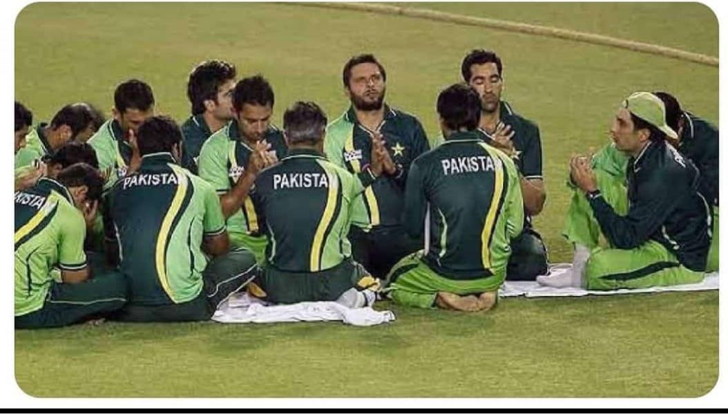 Kuch nahi rakha cricket may.. Asal zindagi deen k kam may ha.. Pakistani team be like 😂😂😂