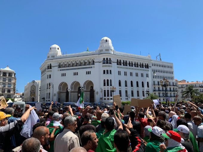 MessirHamid's tweet photo. Début des #manifestations populaire du vendredi #Alger #Grande_Poste #Vendredi15 https://t.co/jNMewDFkLp