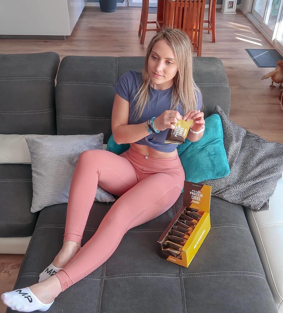 MyproteinIT's tweet photo. Il weekend sta per iniziare: l'occasione giusta per gustare uno dei nostri snack proteici in relax 😋. Avete già provato il cookie proteico con ripieno di caramello? 

➡ https://t.co/YArSIDW6RT 

[ KIMY FIT 📸 ]

#Myprotein #fuelyourambition https://t.co/DtXTnHgS8K