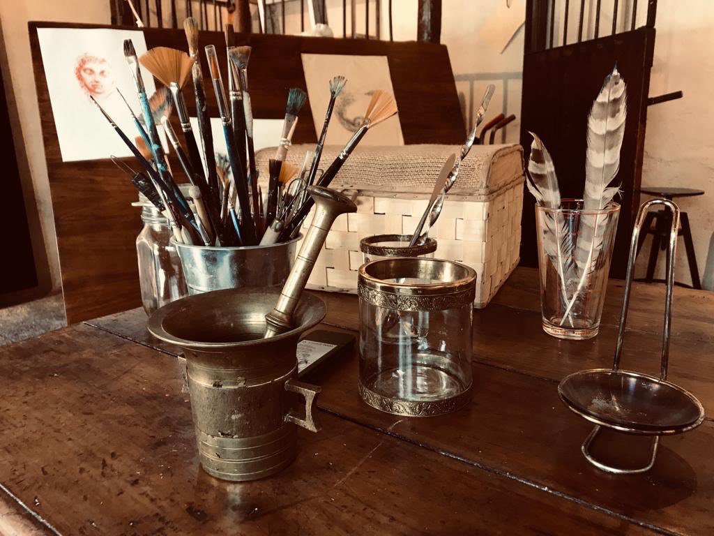 abelescultore's tweet photo. Details - ancient tools bottega d arte bellagio . Abele Vadacca Art Atelier- via a Melzi d’Eril 23 visit the atelier #bellagio #lakecomo #abelevadacca #artatelier #loppia #atrwork #sculpture https://t.co/hfiUmYLsaU