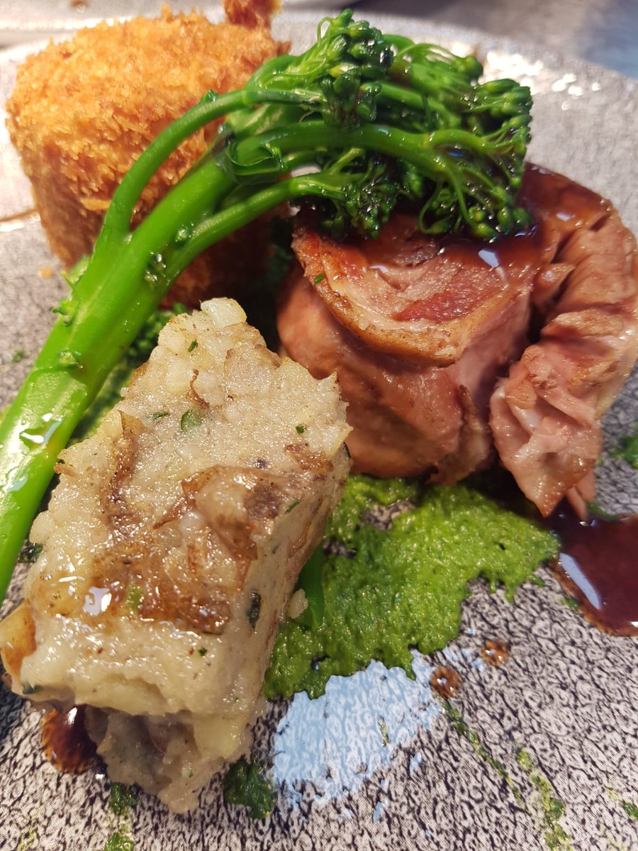 We were thrilled to welcome #Leeds based #wedding &amp; event #caterers, <a href="/BearsPantry/">Bears Pantry</a> to the Printworks Campus to show our Level 2 Commis Chef #apprentices a thing or two about flavours &amp; mouth-watering dishes. 🍴😋

See our <a href="/LCCFoodAndDrink/">LCC Food & Drink</a> courses here: bit.ly/2Z3lK11