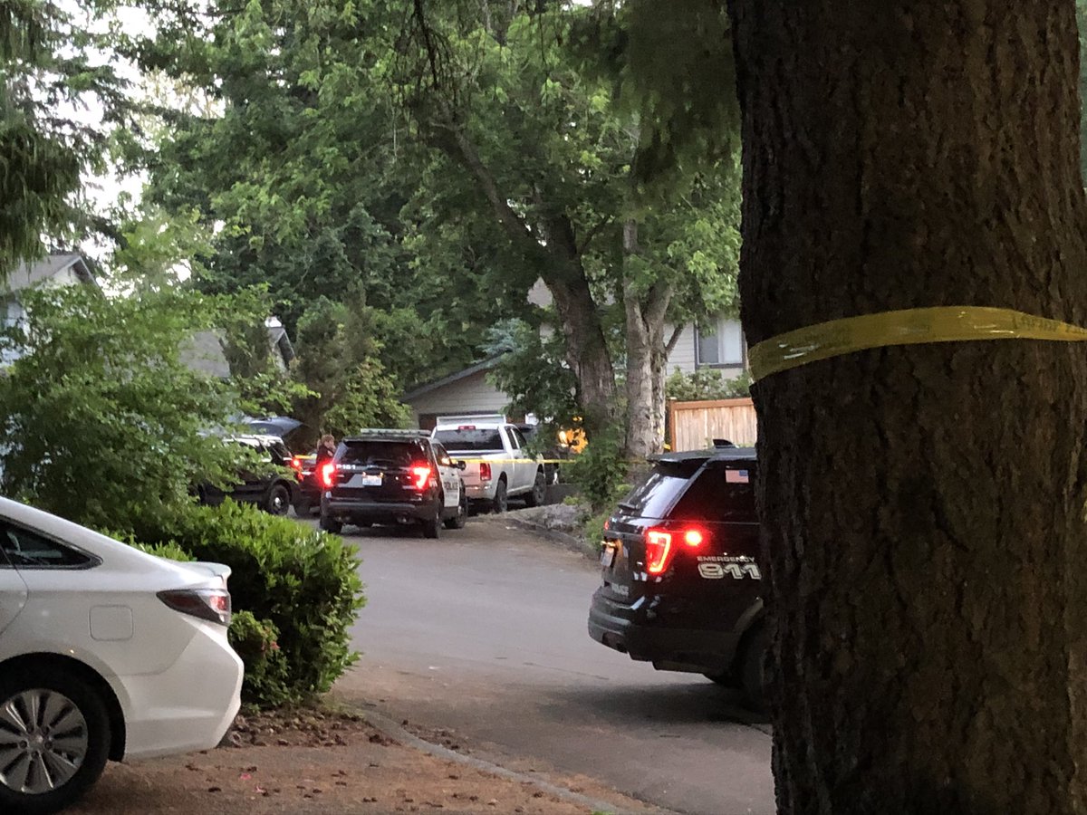 RachelYoungRF's tweet photo. KIRKLAND: man dead, woman in the hospital and 5 witnesses being interviewed by police. They got the call at 2am. Police asking neighbors if they have video to help find suspect. We are told he’s not a danger to community as he is known to the family in this house @KIRO7Seattle https://t.co/KPIi6p5kYk