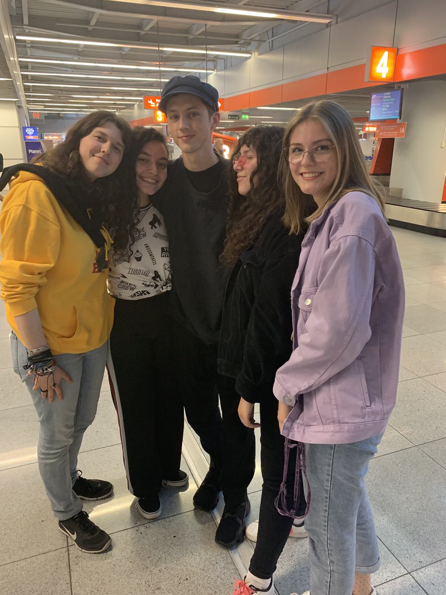 bella 🫂 tweet media