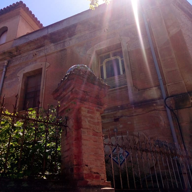 porfindivorciad's tweet image. Este edificio modernista está en venta. Que no se hagan casas adosadas. #Reusdigital