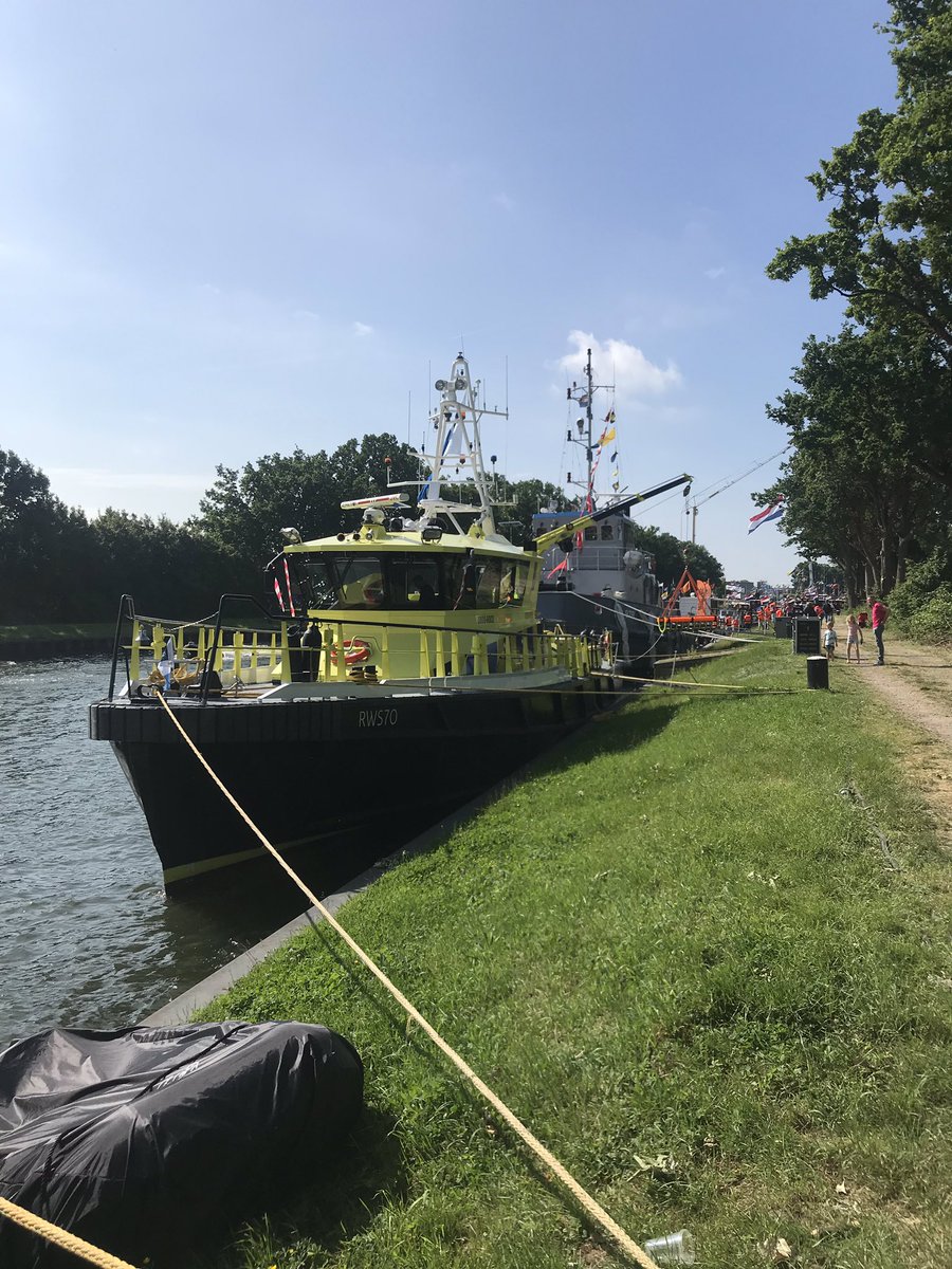 VLW_Michael's tweet photo. Aanwezig op de #sleepbootdagen in #Vianen. Tot nu toe redelijk druk! @Rijkswaterstaat is aanwezig met de #RWS1 en de #RWS70. @SleepbootdagenV https://t.co/7o47iOsi6I