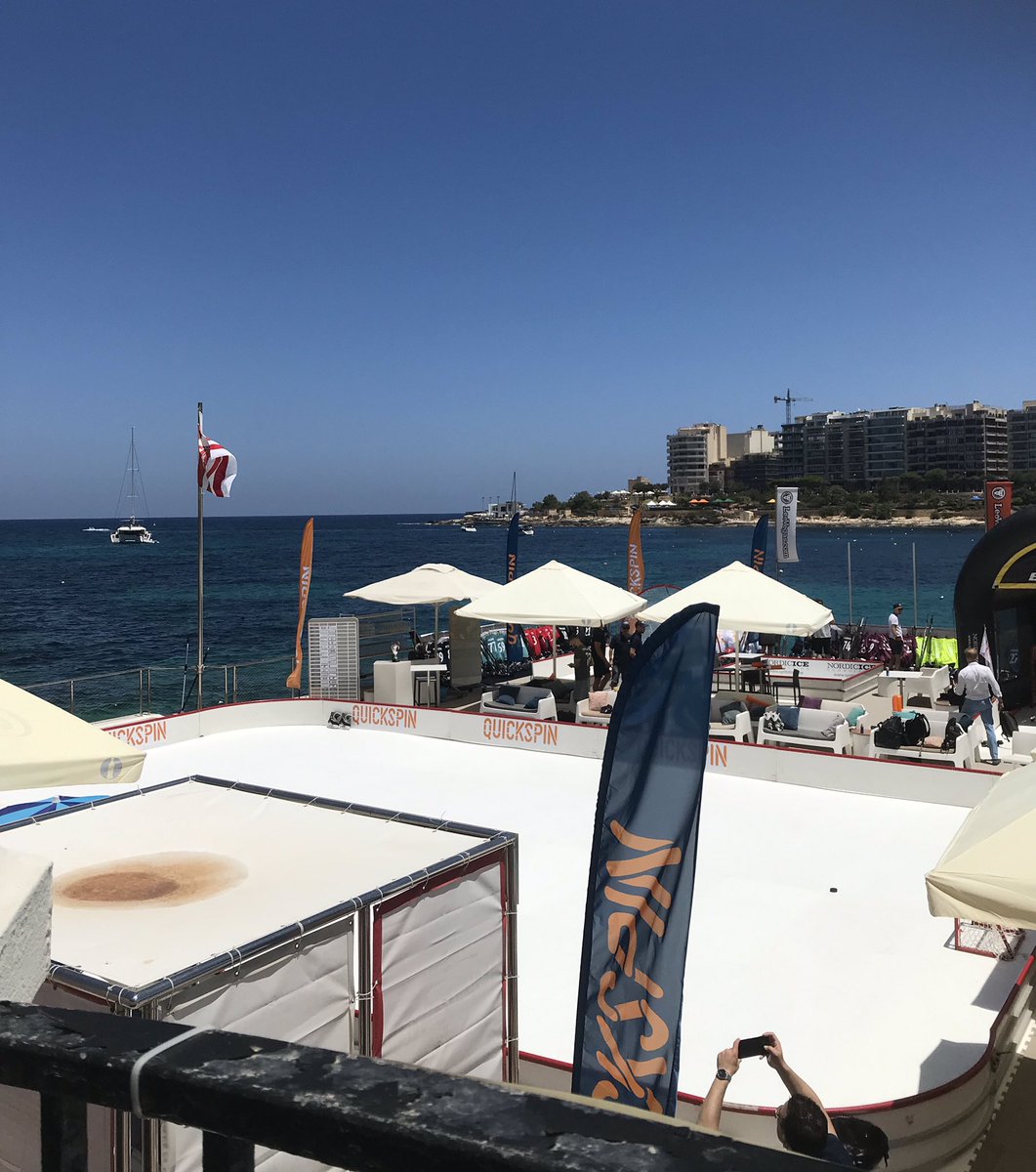 C_Soderlund92's tweet image. Blir ju lagom avundsjuk på #Quickspins företagsevent. Temat verkar vara hockey och de har satt upp både en minirink och skottramp här bredvid poolen. Till och med SVT:s hockeyexpert Jonas Andersson har man bjudit in från Sverige.