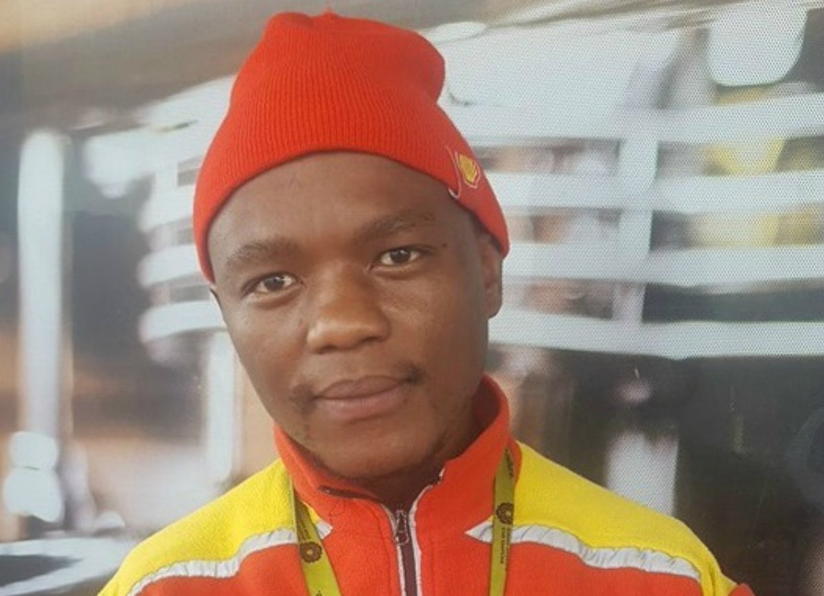 Petrol attendant, Nkosikho Mbele is a superhero! He lent a woman R100 who couldn't find her bank card and said: 'Ma'am you can't run out of petrol on the N2. I'll throw in R100 and then you can just bring back my R100 whenever you are near again.' 📷 Monet van Deventer