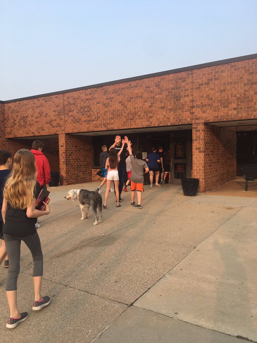 athoma1's tweet photo. Happy last day #nmsstangs! #highfivecrew @DepueEric https://t.co/4HtRLqXiqK