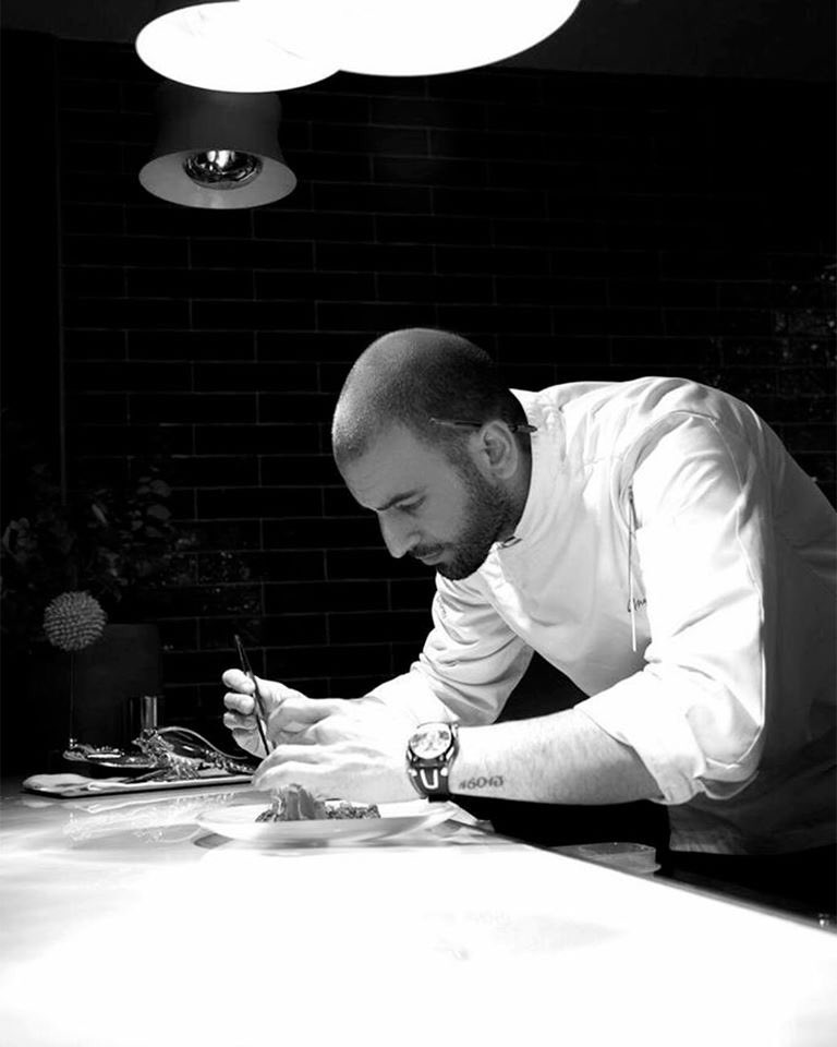 Porque cada cliente es único y en cada servicio nos entregamos al máximo para ofrecerte la mejor experiencia gastronómica posible.
Esa es la esencia de <a href="/EscenaValencia/">Escena Valencia</a>