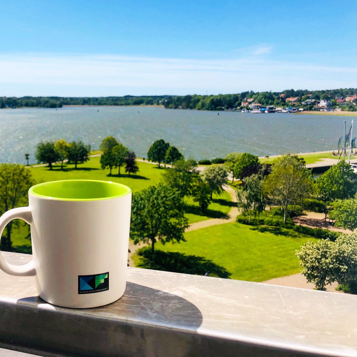 kunskapsdirren's tweet photo. Dagens jobbvy!
Ägnar dagen åt reflektion och eftertanke. Klämdagar passar bra till sånt. #drömfabriken #skola #VUX #gymnasiet #reflektion #blisåmycketdukan #Kunskapsförbundet https://t.co/75X5tyQ3ws