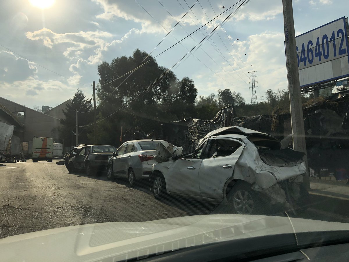 el_palaciosmx's tweet photo. @LaydaSansores @Claudiashein @ErnestinaGodoy_  en el puente PUERTA SANTA FE, bajo letreros de no estacionarse están los autos involucrados en el accidente del fin de semana en #SantaFe 🤦🏻‍♂️ increíble que no tengamos ningún orden, ni mucho menos respeto por las personas afectadas https://t.co/FGfjrwZ9on