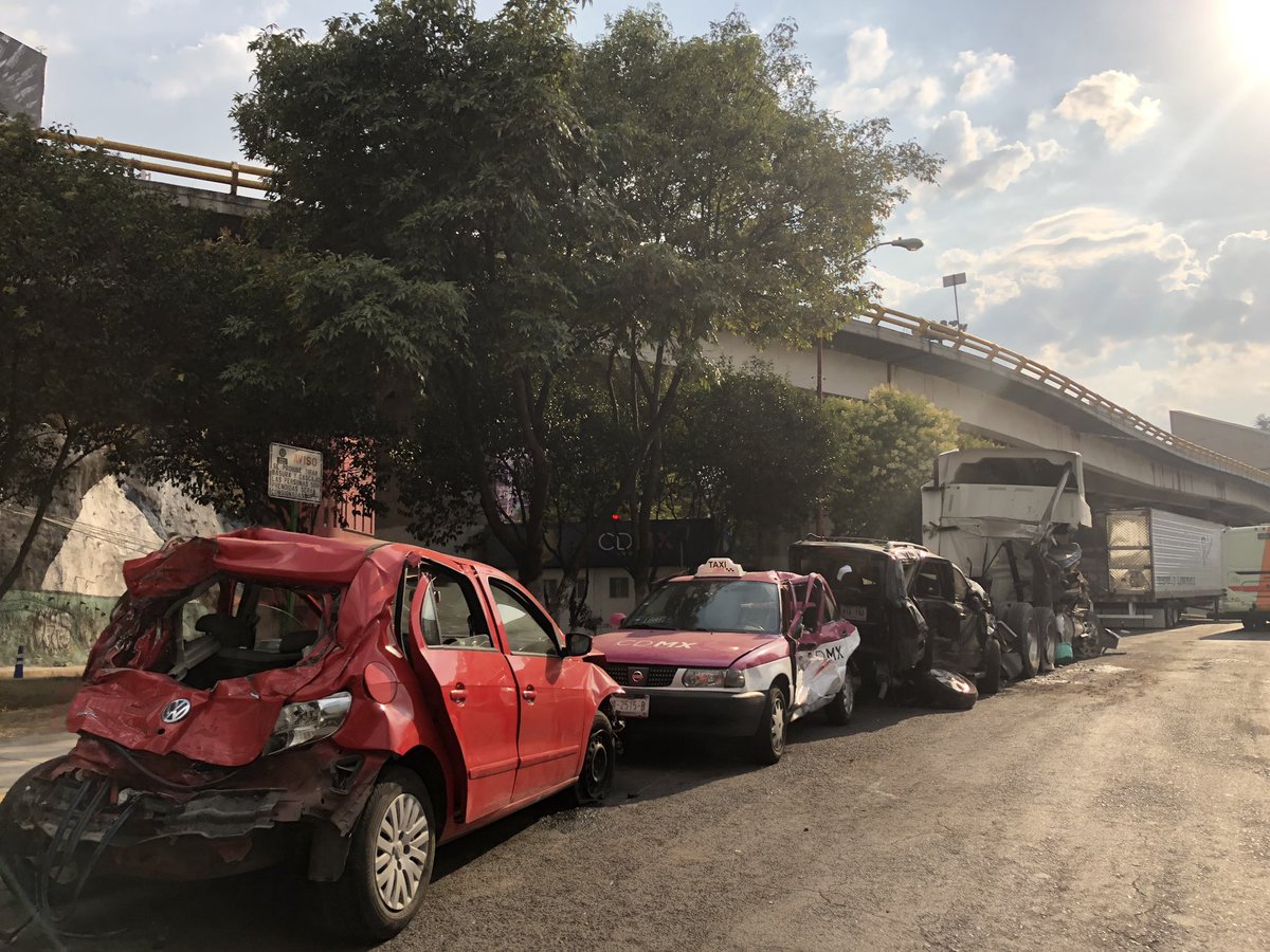 el_palaciosmx's tweet photo. @LaydaSansores @Claudiashein @ErnestinaGodoy_  en el puente PUERTA SANTA FE, bajo letreros de no estacionarse están los autos involucrados en el accidente del fin de semana en #SantaFe 🤦🏻‍♂️ increíble que no tengamos ningún orden, ni mucho menos respeto por las personas afectadas https://t.co/FGfjrwZ9on