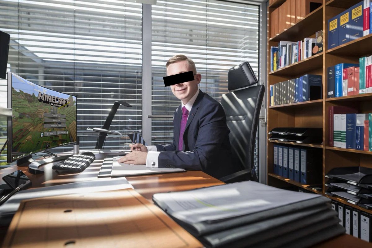 Henkenbergen's tweet photo. Der #SURO-Hacker wurde enttarnt. Aus Datenschutzgründen mussten wir den Verdächtigen unkenntlich machen, da die Ermittlungen immernoch laufen. #rezovideo #neuland https://t.co/CmAs4MFFaW