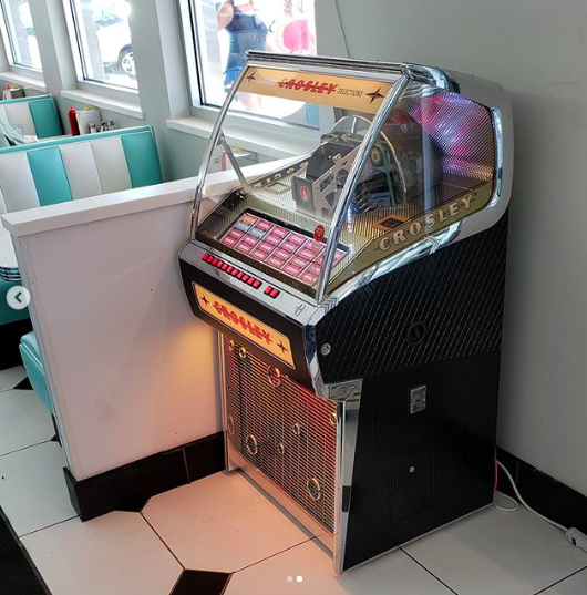One of our vacationing employees made the trip to Gulfshores, Alabama last week to visit the Crosley Vinyl Rocket in use at the @SunlinerDiner. Make sure you pay a visit when you are in the area and drop a quarter in for an authentic vinyl experience!