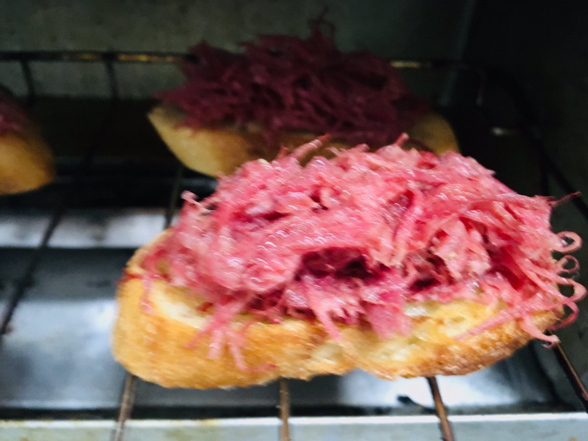 Arare Victoryroads Bayfm 食通勝利 コンビーフ 超高級コンビーフ 山形牛100 の肩肉 注意 咀嚼音はバケット カリカリにしました 左から A B 手ほぐしは手作りのため こんな感じでした