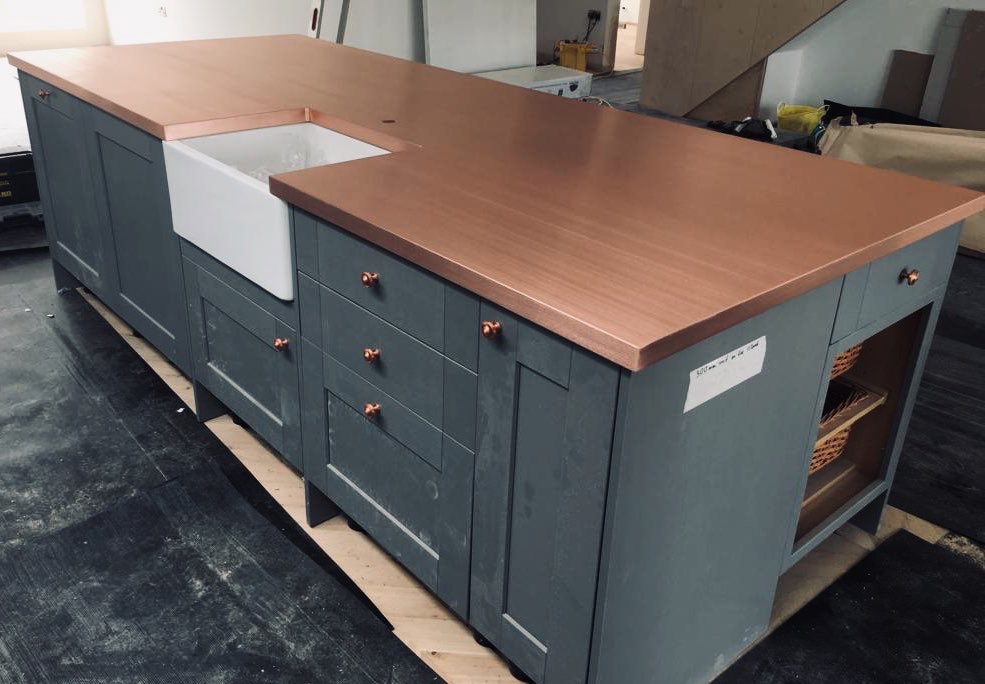 mpmengineering's tweet image. A large 3M x 1.2M #copper #islandworktop manufactured with a #belfastsink cut out contrasting nicely against these #kitchen units #ukcopperworktops #patina #copper #uk #london #architect #kitchens #kitchenremodel #bespoke #architecture #design #kitchendesign #worktops #interior