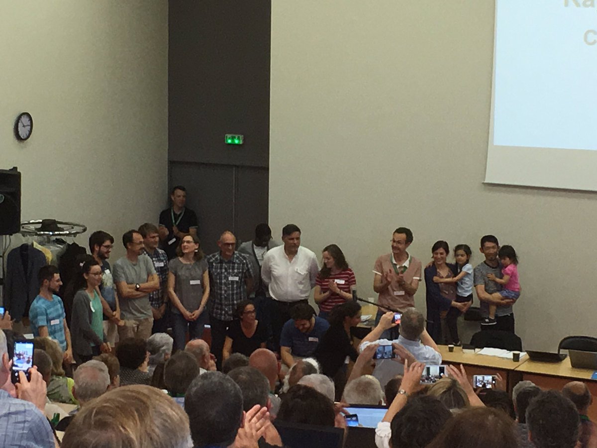 PuyadeL's tweet photo. Présentation "de loin"  des nouveaux pasteurs et étudiants lors du  #SynodeUEEL2019 https://t.co/gslLEIE62e