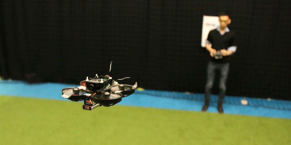 Redeslibre's tweet photo. El dron de carreras más pequeño del mundo mide solo 10 centímetros https://t.co/xPioKKwbsK https://t.co/w1jum1vs0l