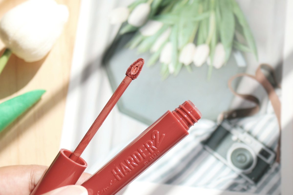 Foybeautydiary's tweet photo. ออกใหม่เก่ง ซื้อตามทันมั้ยนะเอาดีๆ 4U2 Love me Harder 2 รุ่นใหม่สีใหม่ เนื้อดีขึ้นมาก รุ่นเก่าเราหยิบเบอร์ 2 ใช้ตลอดๆ รุ่นนี้แห้งช้าลง ทาแบบเกลี่ยๆได้ฟุ้งสวยโคตร ทาแบบเต็มปากก็แห้งน้อยลงกว่าเดิม คัดมาให้ดู 3 สีที่ชอบ เชียร์ 33 ทาแล้วหน้าไบรท์สุด ราคาเบาๆ 129฿ จ้า #4U2cosmetics https://t.co/tBiZAOmbjy