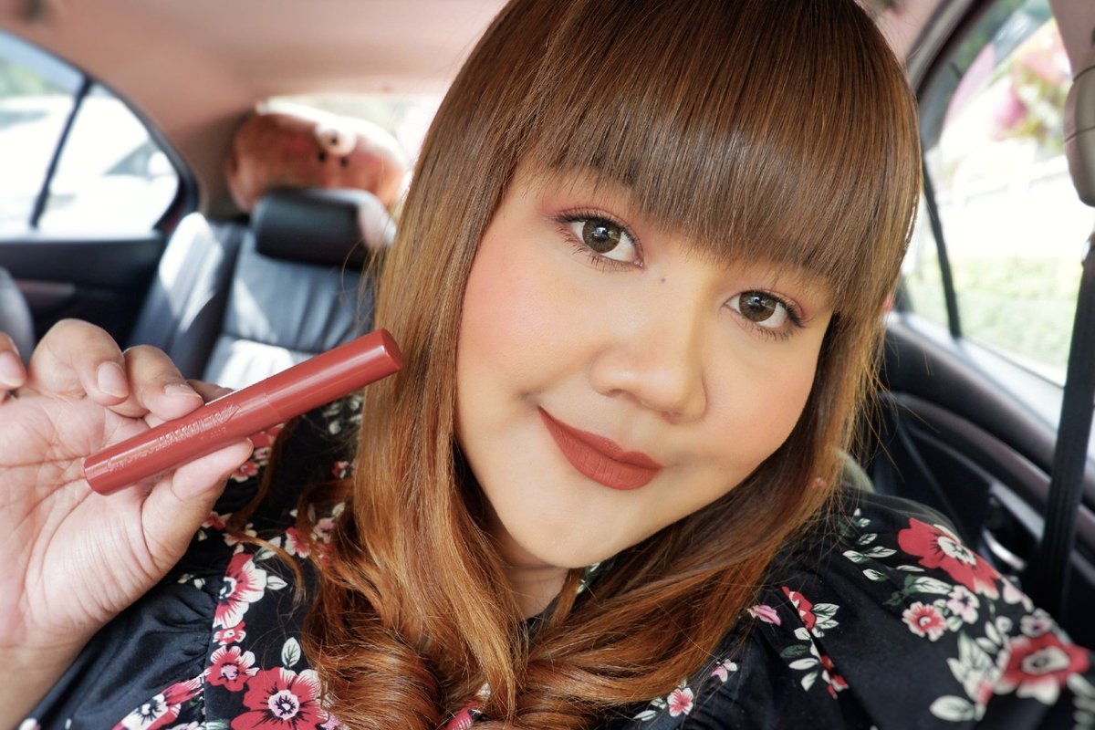 Foybeautydiary's tweet photo. ออกใหม่เก่ง ซื้อตามทันมั้ยนะเอาดีๆ 4U2 Love me Harder 2 รุ่นใหม่สีใหม่ เนื้อดีขึ้นมาก รุ่นเก่าเราหยิบเบอร์ 2 ใช้ตลอดๆ รุ่นนี้แห้งช้าลง ทาแบบเกลี่ยๆได้ฟุ้งสวยโคตร ทาแบบเต็มปากก็แห้งน้อยลงกว่าเดิม คัดมาให้ดู 3 สีที่ชอบ เชียร์ 33 ทาแล้วหน้าไบรท์สุด ราคาเบาๆ 129฿ จ้า #4U2cosmetics https://t.co/tBiZAOmbjy
