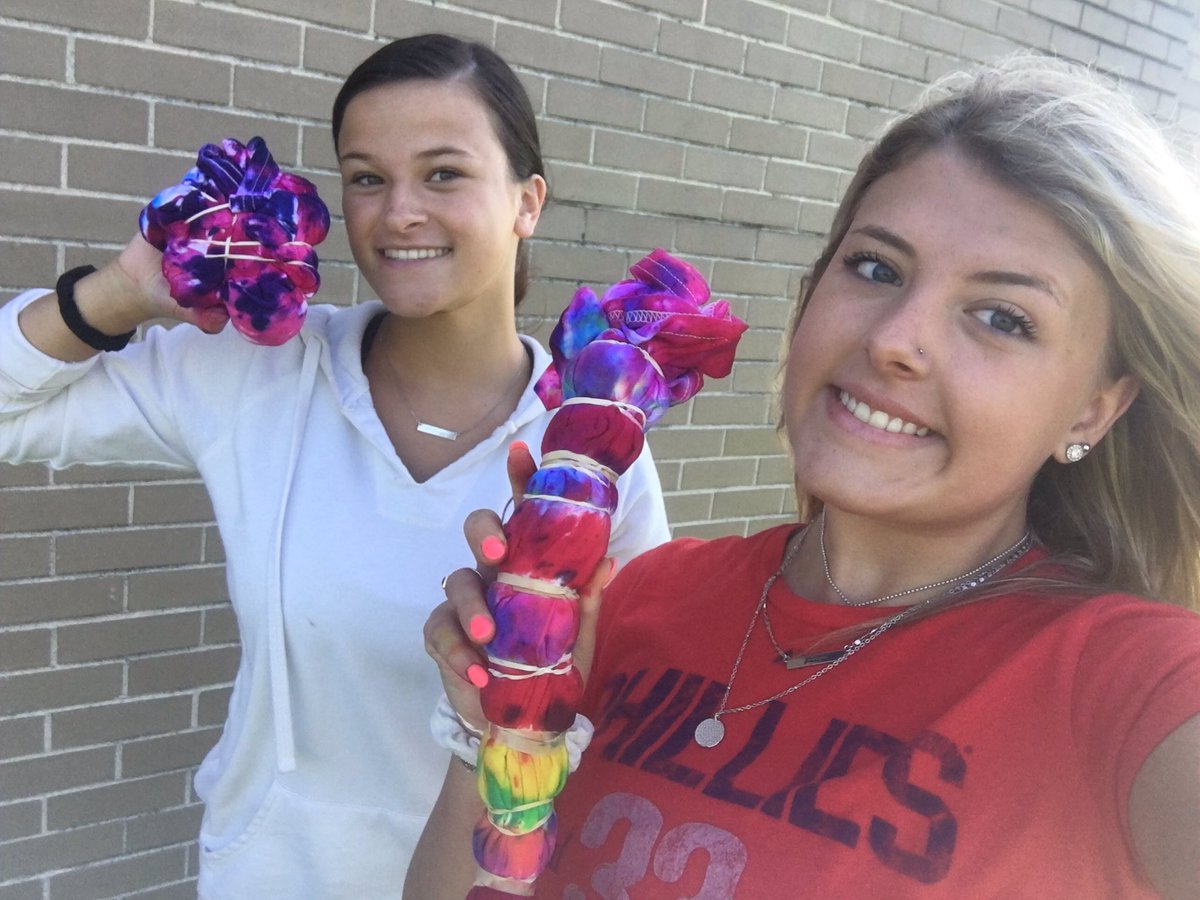 svspectrum's tweet photo. Sv yearbook is READY for pride picnic !!! 🌼#norain 📕📚 https://t.co/DDnYNo95ga