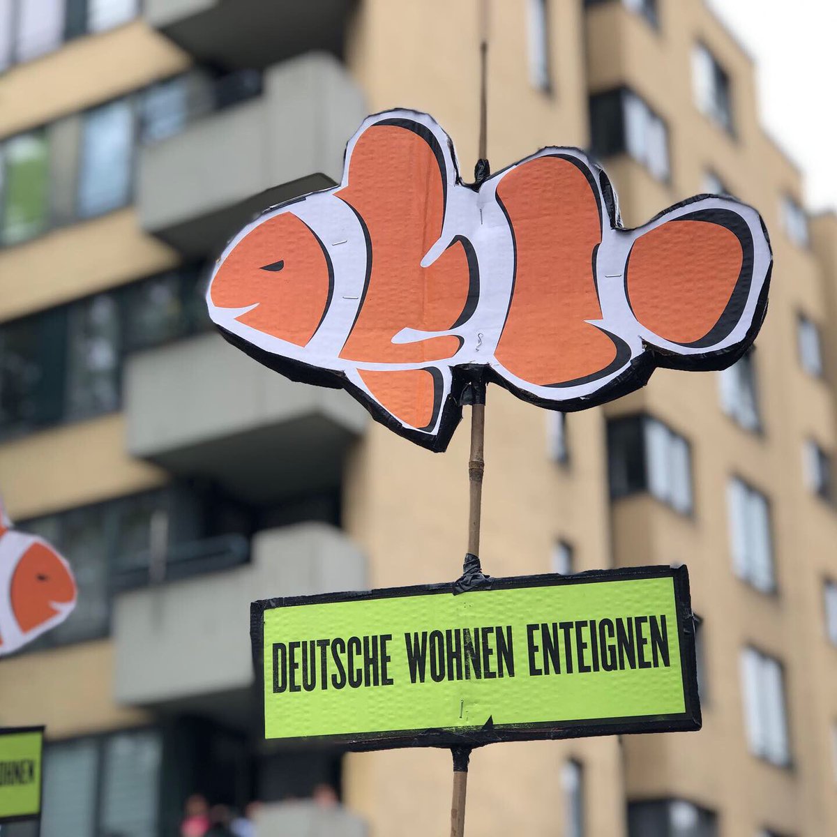 MIETERFORUM's tweet photo. Demo in der Friedrichstraße 225/ Hedemannstraße 21-25. #Block527 #DeutscheWohnen #sharedeal #Vorkaufsrecht #berlinkaufdichzurück https://t.co/6E9jVbHZvX