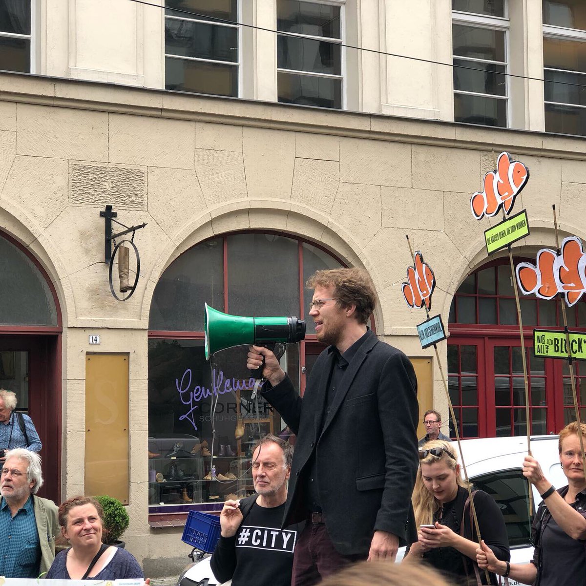 MIETERFORUM's tweet photo. Demo in der Friedrichstraße 225/ Hedemannstraße 21-25. #Block527 #DeutscheWohnen #sharedeal #Vorkaufsrecht #berlinkaufdichzurück https://t.co/6E9jVbHZvX