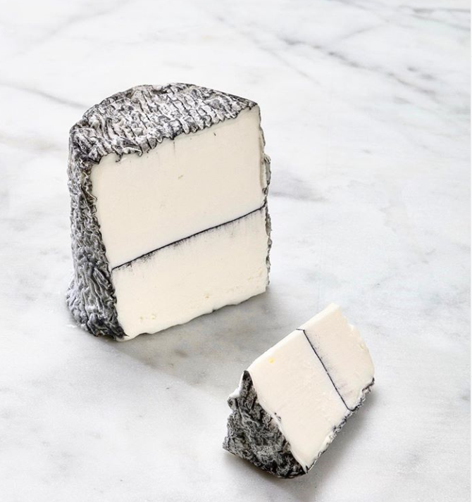 HarveyBrockless's tweet photo. Ashlynn won GOLD at this year’s British Cheese Awards 🥇 With a striking monochrome appearance and a thin line of dark ash running through its centre, the paste is fabulously buttery but has a spear of lemony sharpness 🍋 https://t.co/toweMUecvQ