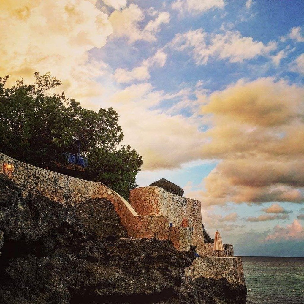 islandoutpost's tweet photo. It is always a beautiful day @thecaveshotel #Islandoutpost #TheCaves #wanderlust #perfectday #honeymoon #Negril #Jamaica #islandlife #visitJamaica #homeofalright https://t.co/8WR7cfAnwV