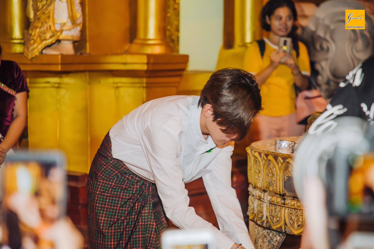 GraceEntertain3's tweet photo. Mark Solo🖤
#MarkGun1stfanmeetinginMyanmar 🖤💛
#GraceEntertainment https://t.co/nwA5VGFkbE