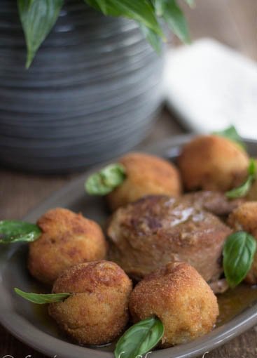 LHAM BEL KHOUKHPlat d'origine algéroise qui signifie "Viande avec des pêches" ne veut pas dire que l’on utilisera de la pêche pour sa préparation.C’est juste que l’on façonnera des boulettes à base de pommes de terre farcies à la viande hachée qui rappelle celle de la pêche.