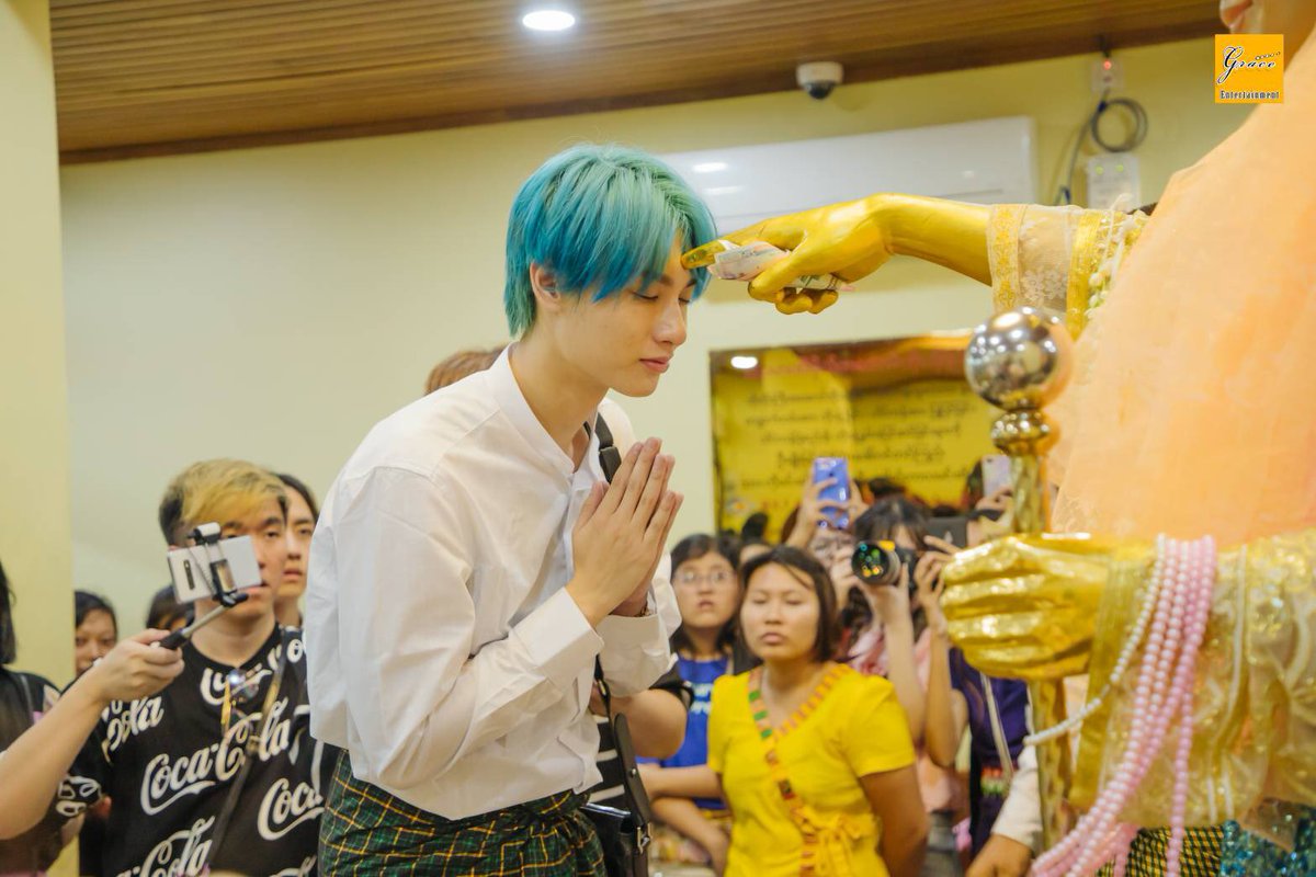 GraceEntertain3's tweet photo. Gun Solo💛
#MarkGun1stfanmeetinginMyanmar 🖤💛
#GraceEntertainment https://t.co/r7w40WhLDQ