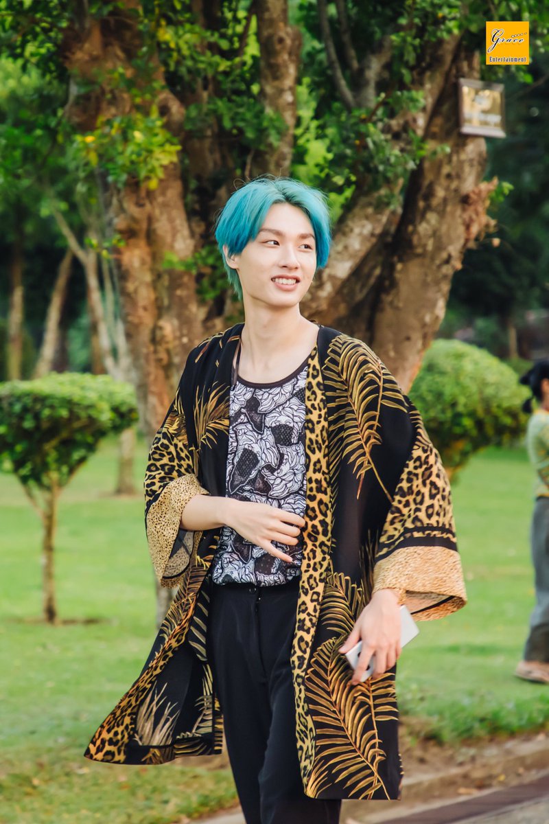 GraceEntertain3's tweet photo. Gun Solo💛
#MarkGun1stfanmeetinginMyanmar 🖤💛
#GraceEntertainment https://t.co/r7w40WhLDQ