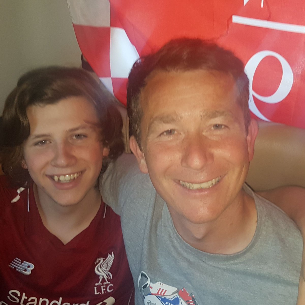 cliffdavies34's tweet photo. 27hrs on the coach xx #upthereds #letsmakeit6 🔴⚪🔴⚪🏆🙈🇪🇸😎🍻 https://t.co/tph66WZaCj