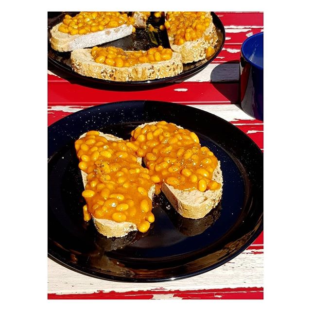 EmelieFriis's tweet photo. 5 min lunch idea; baked beans with curry and black pepper on sourdough bread 👍
#easyveganfood #whatveganseat #veganlunch https://t.co/a4svI0aI0u