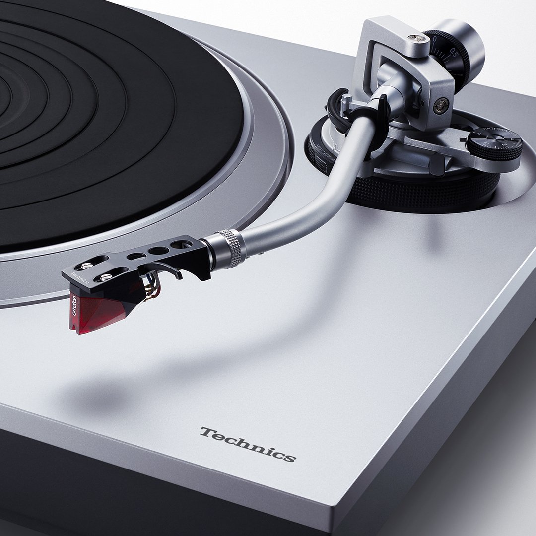 Technics In Order To Enjoy Playing Analogue Records More Comfortably The Sl 1500c Features A Built In Phono Equalizer And Bundled Ortofon 2m Red Cartridge Technics Rediscovermusic Turntable Directdrive Sl1500c T Co Zbgbwthrtn