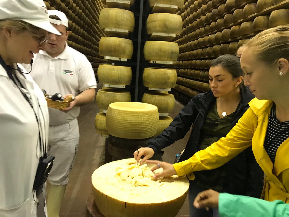 ReggioLingua's tweet photo. πππ§The students of #StudyAbroad visit a #ParmigianoReggiano dairy and take home a variety of images, smells and flavours ! π§ππ#CUabroad #cofcstudyabroad #UofSC #inEmiliaRomagna #Foodvalley #italianculture #italianlife @ClemsonUniv @ClemsonCofEd @USCStudyAbroad #ReggioLingua https://t.co/AyqeZ8Ci9v