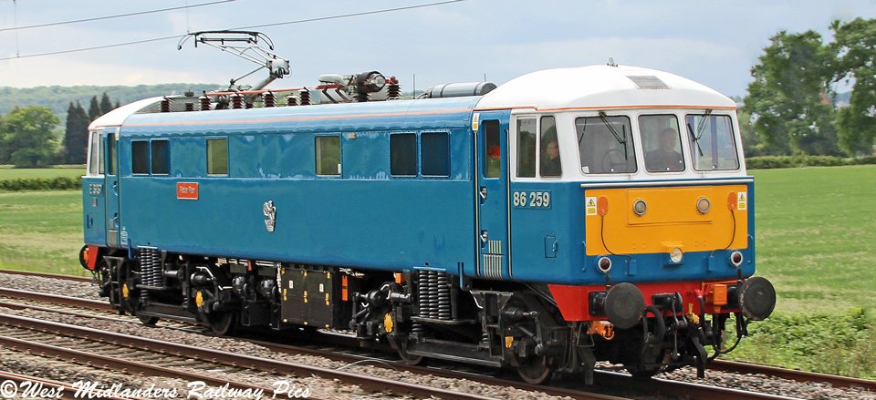 WestMidlander2's tweet image. Some pics from yesterday on the #WCML near #Polesworth. @VirginTrains @LNRailway #Class86 #Pendolino #Class390 #Class350 #LNWR #VirginTrains #PeterPan