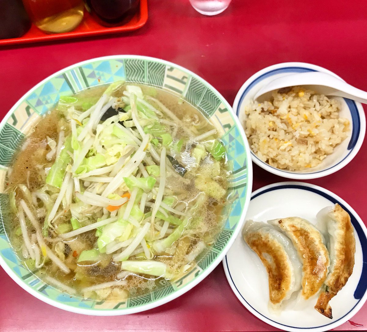 まつじ 大田区蒲田の安くてボリュームがあり嬉しいラーメン店 味の横綱 麺類を頼むと必ず無料で炒飯と餃子が付いてくる さらに嬉しい ご飯類を頼むとラーメンと餃子が付いてくる とても嬉しい しかもこのサービス餃子とチャーハン めちゃ美味い