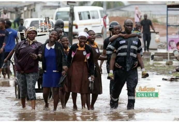 theAkosuaK's tweet photo. A very big Thank You to the Ghana Police Service (@GhPoliceService) for assisting some citizens during the floods. #GhanaShallProsper #MoreHopes #LetsBeGreatCitizens 🙏🏾✊🏽❤ https://t.co/clIrtkhTgA