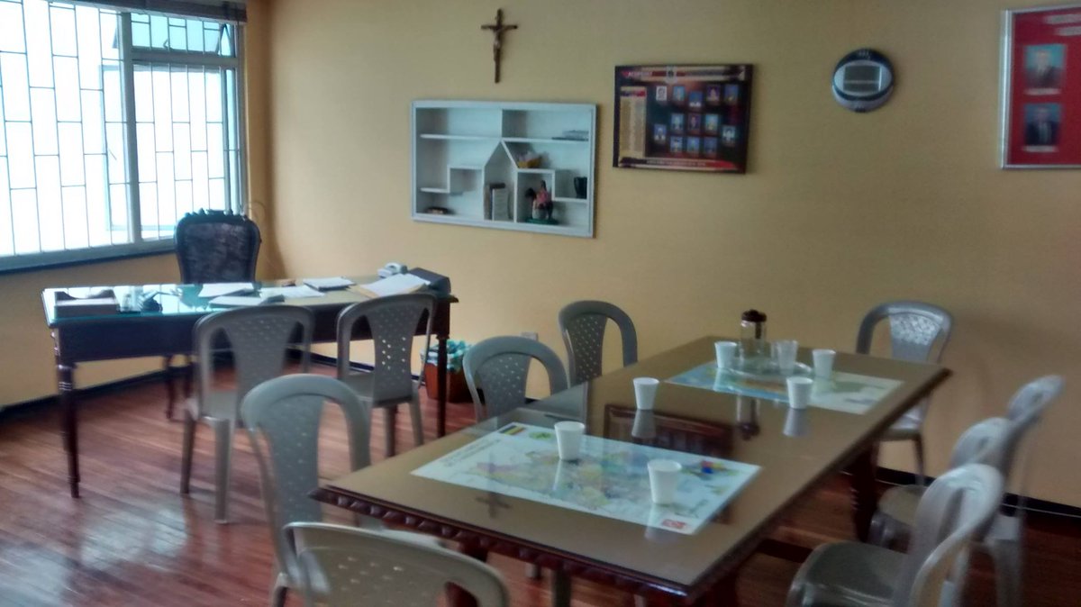 Se venta casa de 2 niveles en el sector de Gran América. Área: 270 mts. Área construida-lote: 10 x 27. Primer nivel: baños, área de cocina, bodega de doble altura. Segundo nivel: áreas de oficinas (5 áreas privadas aproximadamente) y baños.