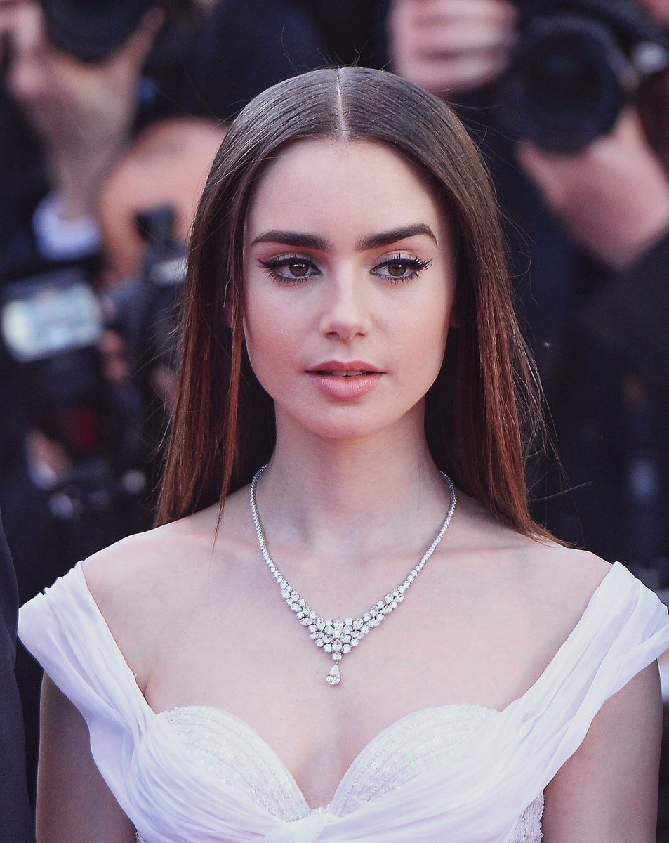 Facts_Potter's tweet photo. RT: Emma Watson 🔄
FAV: Lily Collins ❤️ https://t.co/gdBcH4fnqk