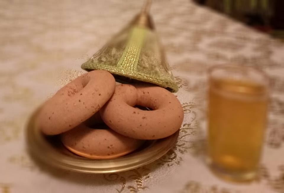 KAAK TLEMCENCette spécialité de Tlemcen parfumée à l'anis est très consommée dans la cité des Zianides, ils se conservent très bien, pendant des semaines et Il est recommandé de tremper ce gâteau au fur et à mesure de la consommation dans une boisson chaude.