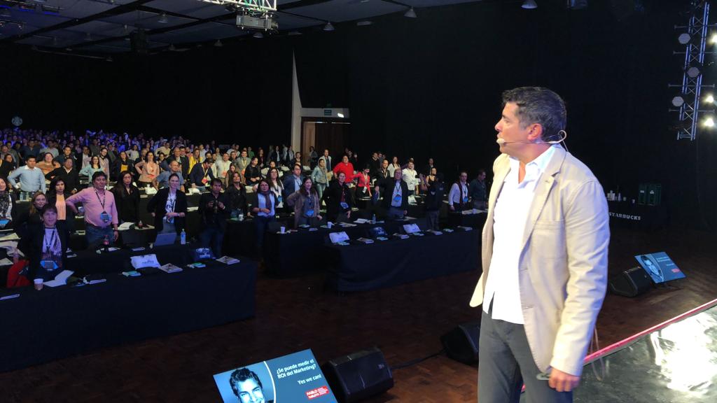 ThinkingHeads's tweet photo. "Las empresas del presente y del futuro serán aquellas que vayan más allá de la rentabilidad". @PabloTurletti en el escenario de @ExmaBolivia.
#TheMarketingEconomy #ONDEMAND #ExmaBolivia https://t.co/9ZESXqNlYY