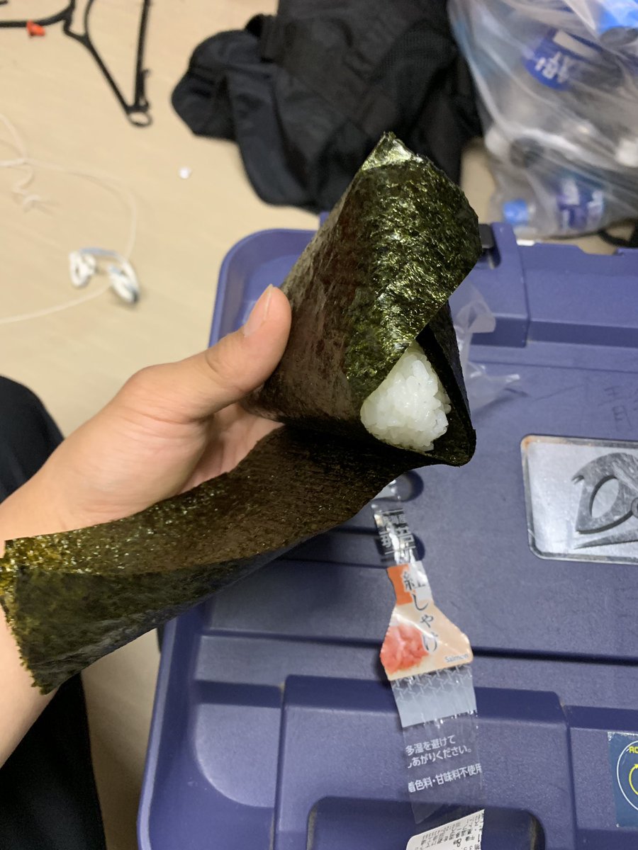 sho521k's tweet photo. コンビニのおにぎり買ったらノリが二枚重ねになってた笑笑 https://t.co/ZKn6I0Sd6J