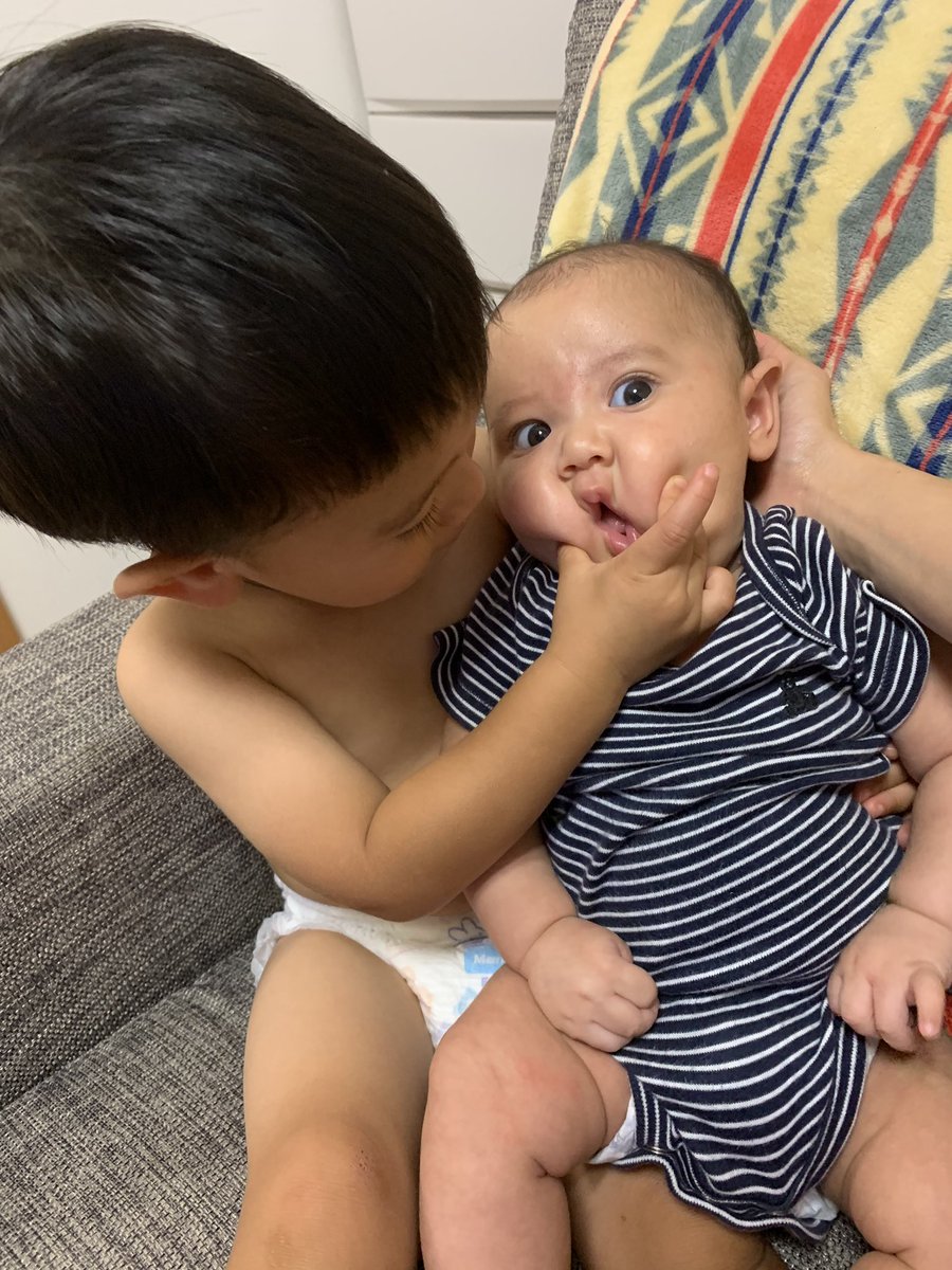 Richaro1125's tweet photo. インスタとは違うバージョン💜💜
可愛い可愛い息子達🥰🌈🌴
りたろの貫禄wwwもう自立した顔してるよ😂表情がなんとも言えん😂😂😂😂😂😂😂😂😂😂😂 
#兄弟愛 https://t.co/epiXLnJye8