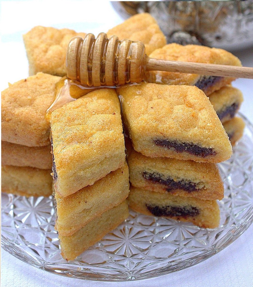 MAKROUTUne pâtisserie toujours en forme de losange préparé en superposant une couche de pâte à base de semoule de blé dur et une couche de pâte de dattes. Frit ou cuit au four. Cette pâtisserie tient ses origines du Sud-Est algérien; néanmoins, tout le pays la consomme.