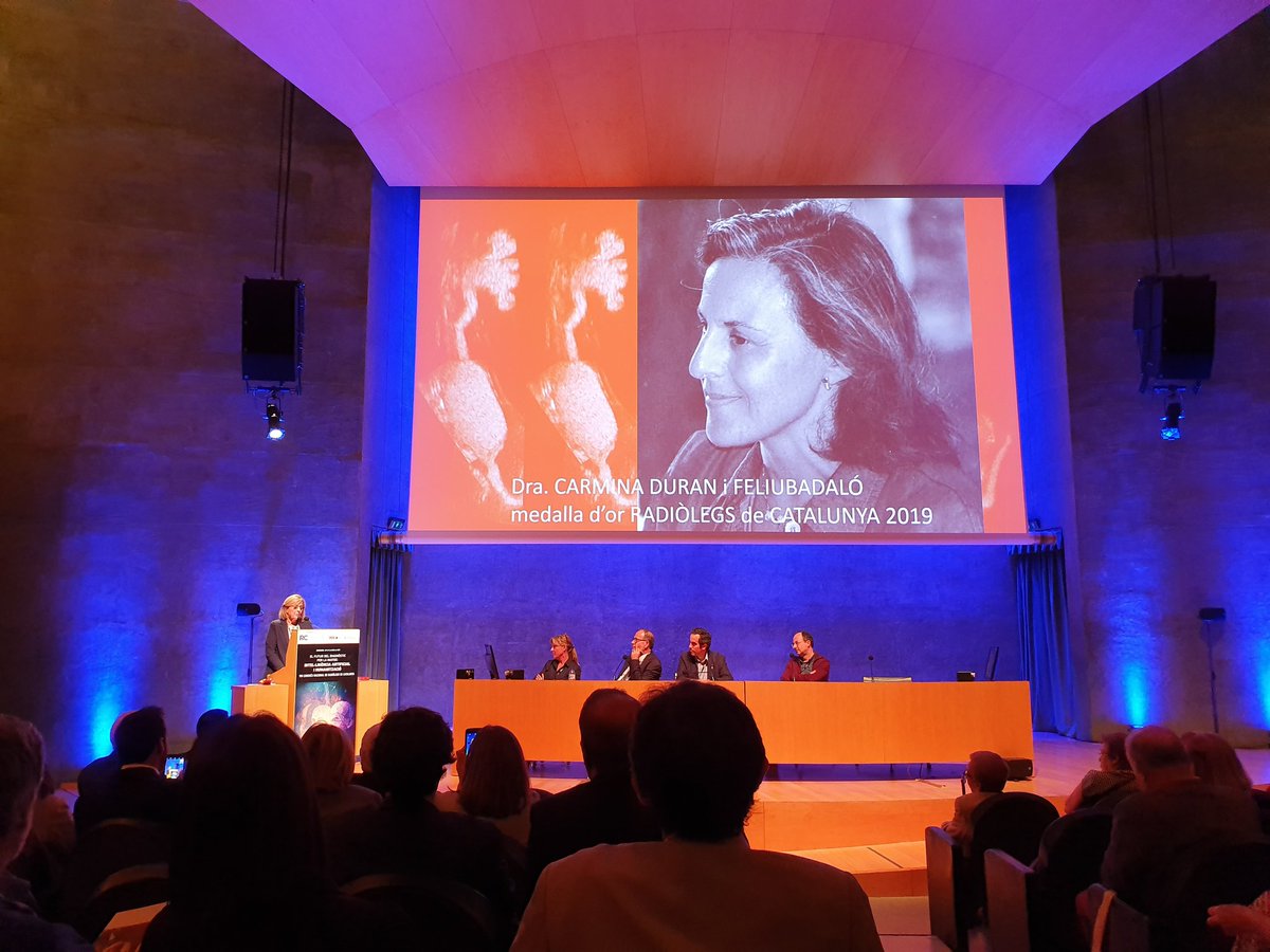 Entrega de la medalla d'or Radiòlegs de Catalunya 2019 a la Dra Carmina Duran per la seva excel▪︎lent feina en el camp de la radiologia pediàtrica #CongresCatalaRadiologia19